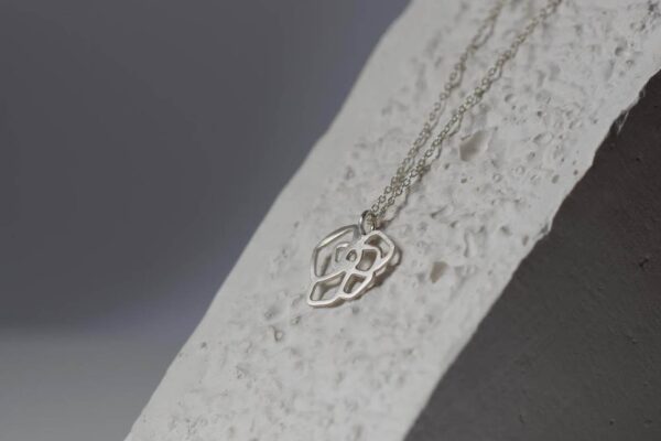 colgante de plata en forma de rosa