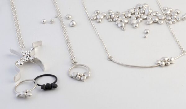 coleccion de joyas de plata con bolitas de plata