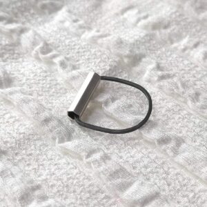 Anillo de plata y tubo hexagonal